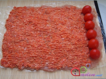 Çerri pomidorlu, ətli rulet (foto resept)