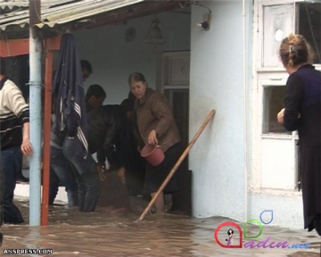 Güclü yağış Gəncədə 34 evi uçurdu
