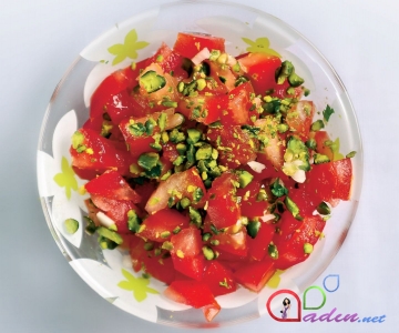 Pomidorlu və püstəli salat