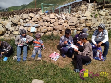 Dağ kəndindəki uşaqlar M.Qorkinin kitabına qovuşdu
