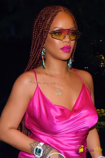 Rihanna geyimi ilə diqqət çəkdi-FOTO
