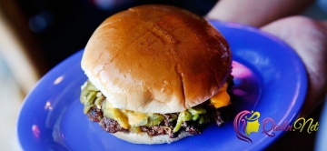 Kaliforniyalı qadın 10 dəqiqəyə 32 burger yedi