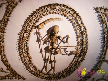 İnsan skeleti ilə bəzədilmiş vahiməli kilsə