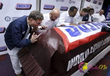 Dünyanın ən böyük "Snickers"i hazırlandı - VİDEO