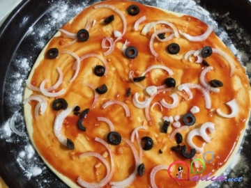 Göbələkli, toyuqlu pizza (foto resept)