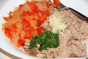 Tuna balığı və şirin bibərli qat-qat xəmir (foto-resept)