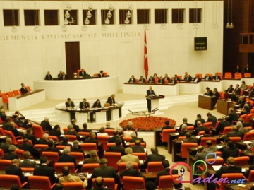 Türkiyə parlamentində qadın deputatların şalvar geyinməsinə qadağa ləğv edildi