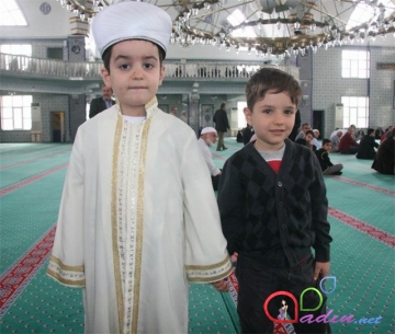 5 yaşlı uşaq "Qurani-Kərim"i oxuyub bitirdi (FOTO)
