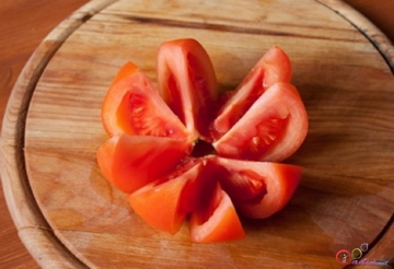 Toyuq ətli  pomidorlu salat (foto resept)