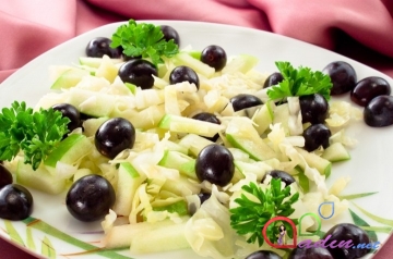 Kələmli, üzümlü və almalı salat (foto resept)
