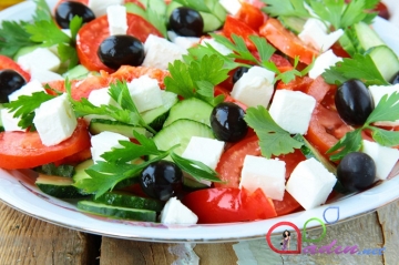 Yunan mətbəxindən tərəvəzli salat (foto resept)