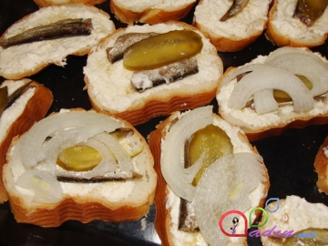 Konserv balıqlı yüngül qəlyanaltı (foto-resept)