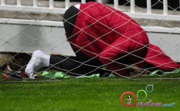 Azərbaycanlı futbolçu oyun zamanı namaz qıldı