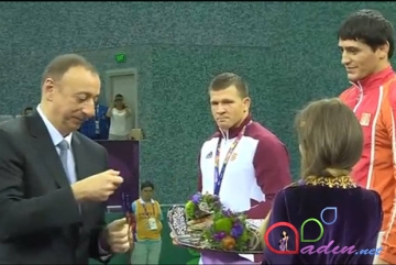 İlham Əliyev ona hərbi salam verən çempionumuza medal verdi