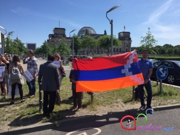 Berlində “Sərhədsiz Reportyorlar”ın Azərbaycan əleyhinə aksiyasında qondarma "DQR"in bayrağı qaldırılıb