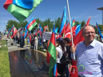 Azərbaycanlılar Merkelin ofisi qarşısında aksiya keçiriblər