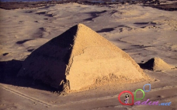 Alimlər dünyanın hər yerində sirli piramidalar aşkar edirlər