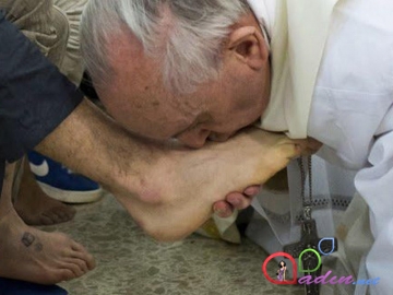 Roma Papası məhbusların ayaqlarını yudu və öpdü