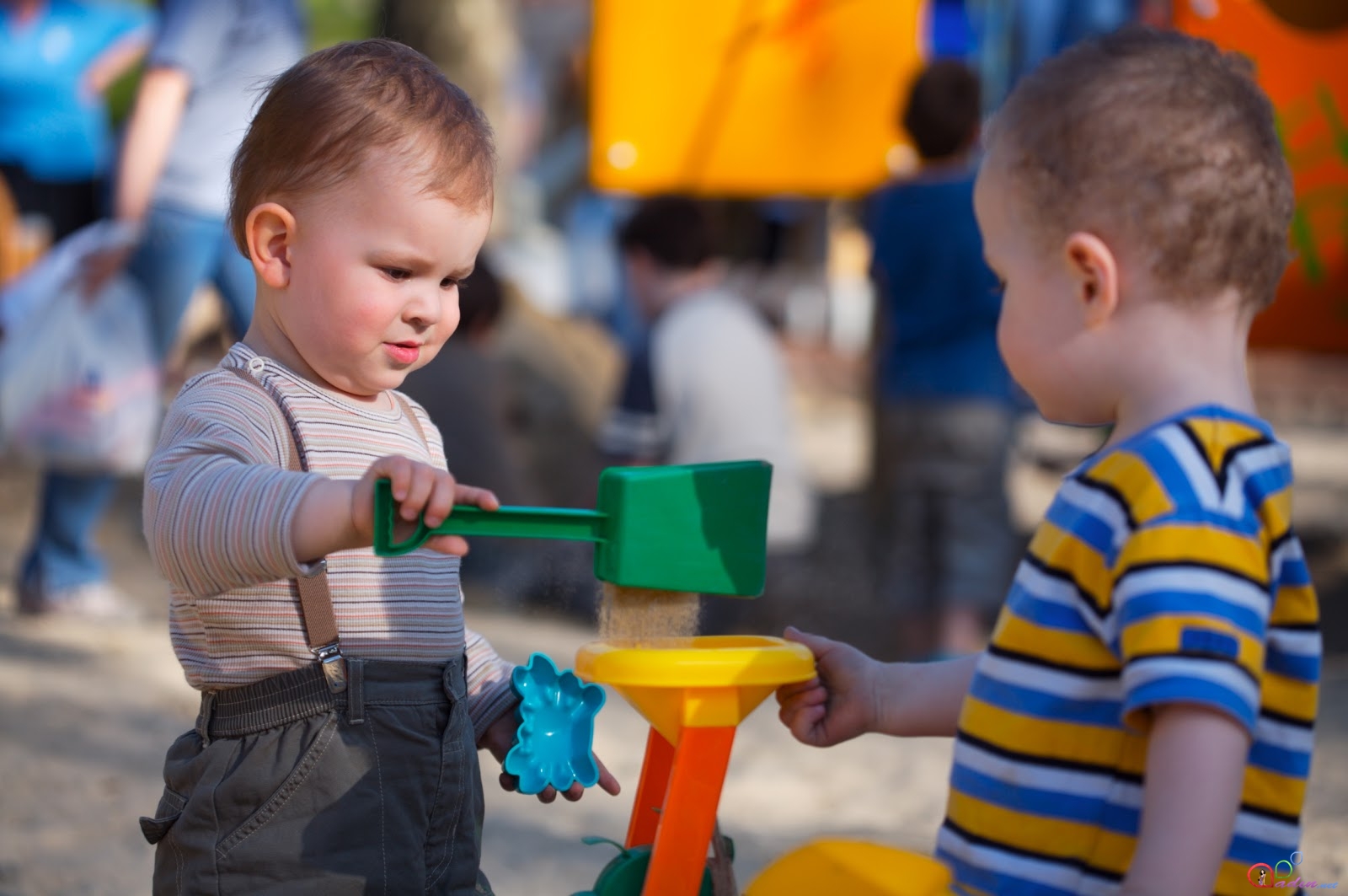Ребенку 1 год не разговаривает. Дети на детской площадке. Общение детей. Дети играют на площадке. Дети раннего возраста.