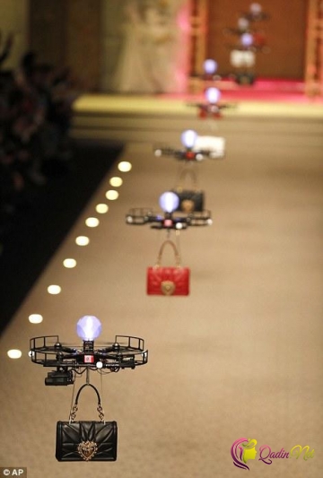 Dünya modasında ilk dəfə - çantaları dronlar göstərdilər
