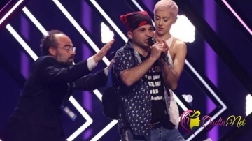 "Eurovision-2018"-də müğənninin mikrofonunu əlindən aldılar - VİDEO