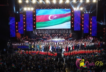 İlham Əliyev və Mehriban Əliyeva AXC-nin 100 illiyinə həsr edilən konsertdə olublar-FOTO