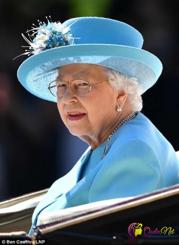 Kraliça gəlini ilə qatarla yola çıxır - FOTO