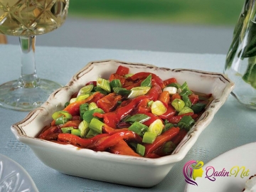 Közlənmiş bibər salatı (foto resept)