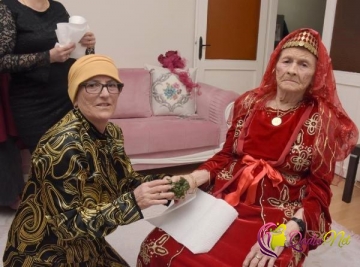 15 nəvəsi olan 89 yaşlı qadın gəlinlik geyindi-FOTO