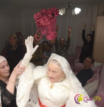 15 nəvəsi olan 89 yaşlı qadın gəlinlik geyindi-FOTO