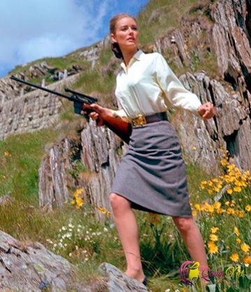 "Ceyms Bond"un aktrisası öldü-FOTO