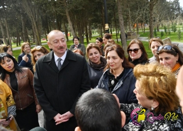 Prezident və xanımı parkda sakinlərlə görüşdü - FOTO