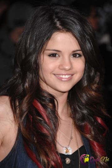 Selena Gomezin illərə görə görünüşü