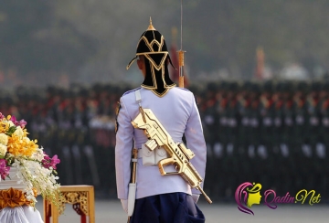 Tayland kralı silahı ilə diqqət çəkdi-FOTO