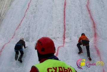 Alpinistlər buz bağlamış şəlaləyə dırmşdılar