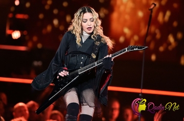 Madonna stuldan yıxıldı-VİDEO
