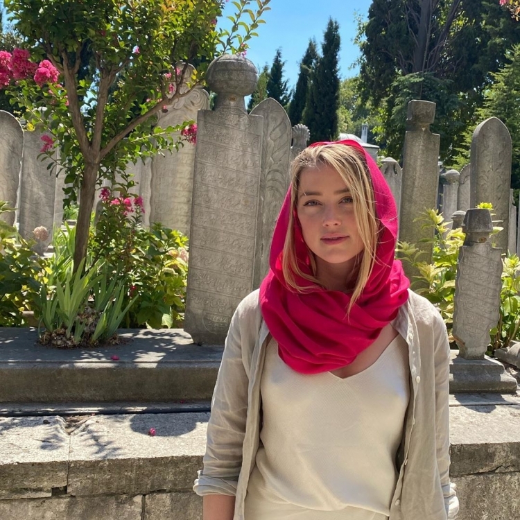 Эмбер Херди, вошедшая в мечеть в короткой юбке, раскритиковала турок