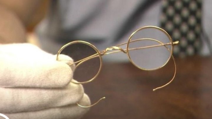Mahatma Gandhi'nin gözlükleri rekor bir fiyata satıldı