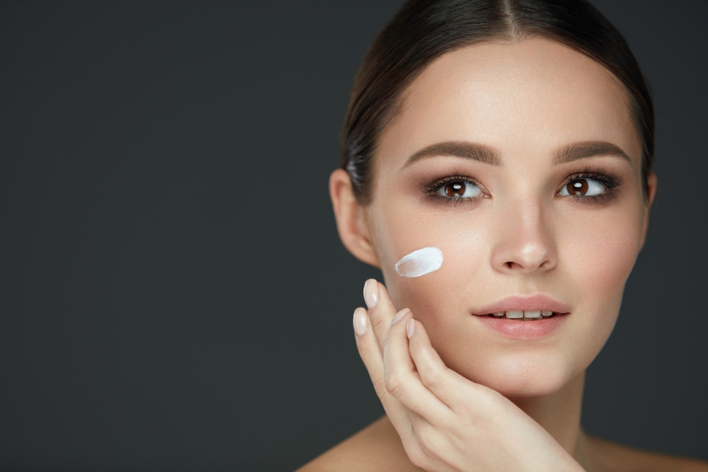3 косметических продукта, которые дерматологи не подносят к лицу