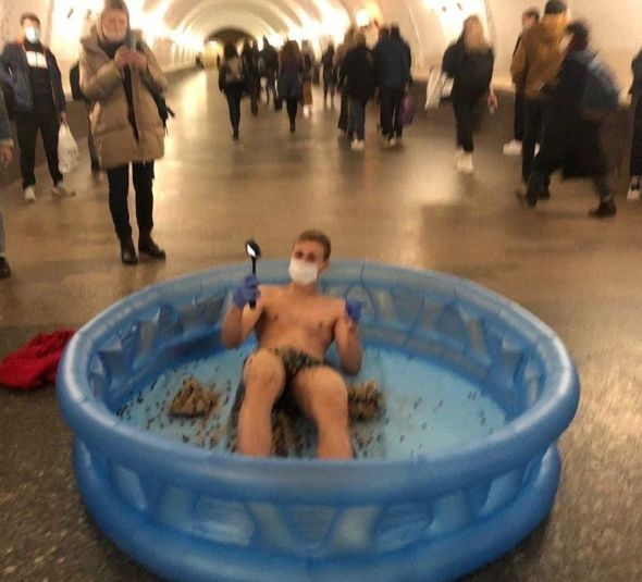 Moskva metrosunda gənc böcəklərlə dolu hovuza uzandı