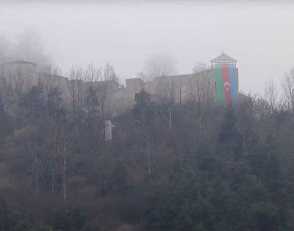 Большой азербайджанский флаг в Шушинской крепости - ФОТО