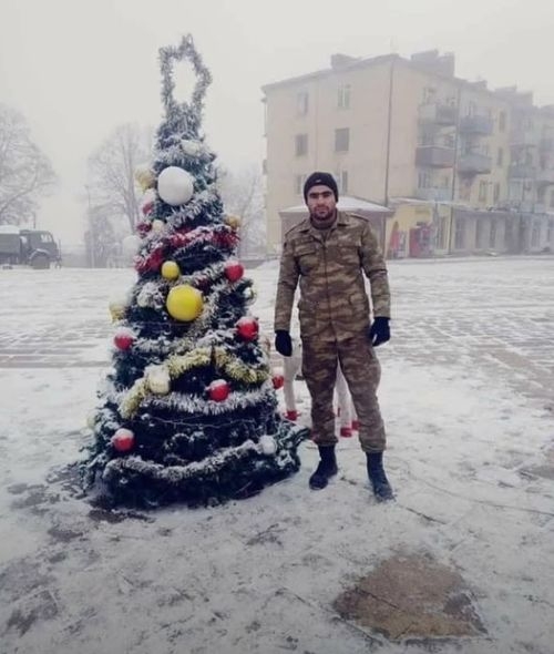 Новогодний азарт в Шуше: Наши солдаты украсили сосну - ФОТО